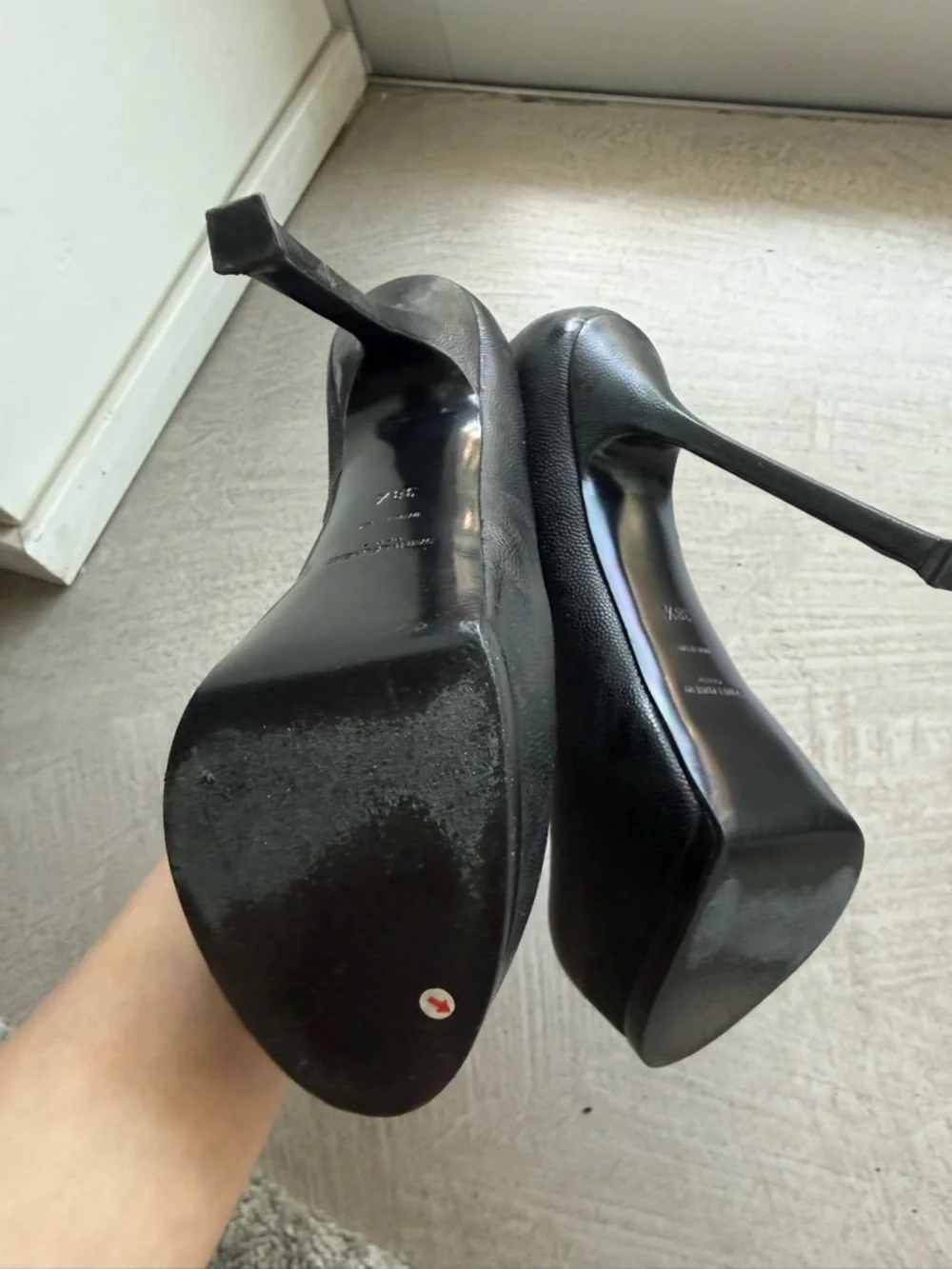Saint Laurent Black Leather Tribute Pump - Picture 5 of 6